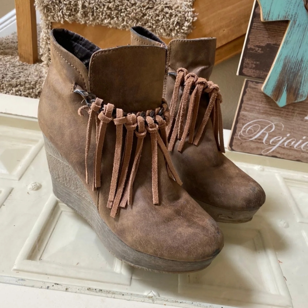 sbicca zepp wedge booties size 8.5